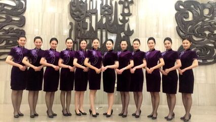 山航“魯雁”姑娘 從云端服務到人民大會堂的禮儀擔當